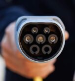 dc-ladestation-wird-durch-stecker-eines-ladekabels-fuer-e-auto-symbolisiert