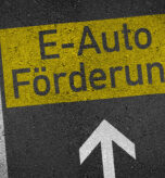 ladeinfrastruktur-foerderung-wird-durch-markierung-auf-asphalt-symbolisiert