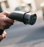 ladesaeule-vs-wallbox-wird-durch-ladekabel-fuer-e-auto-symbolisiert