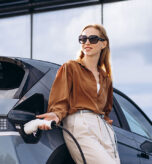 mini-pv-anlage-fuer-e-auto-wird-durch-frau-die-e-auto-laedt-symbolisiert-1