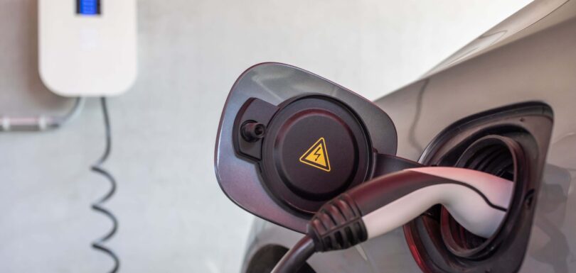 Symbolbild einer eichrechtskonforme Wallbox, mit der gerade ein E-Auto geladen wird.